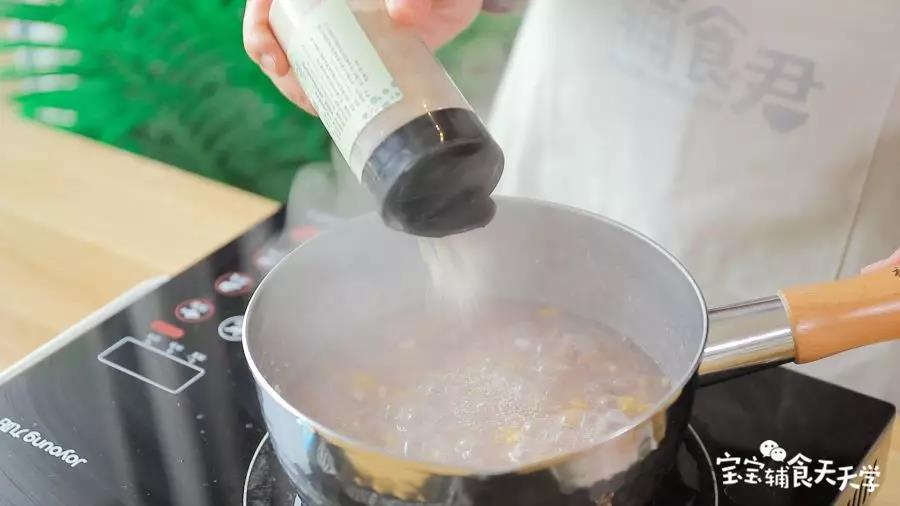 第8步：撒入少许虾皮粉调味