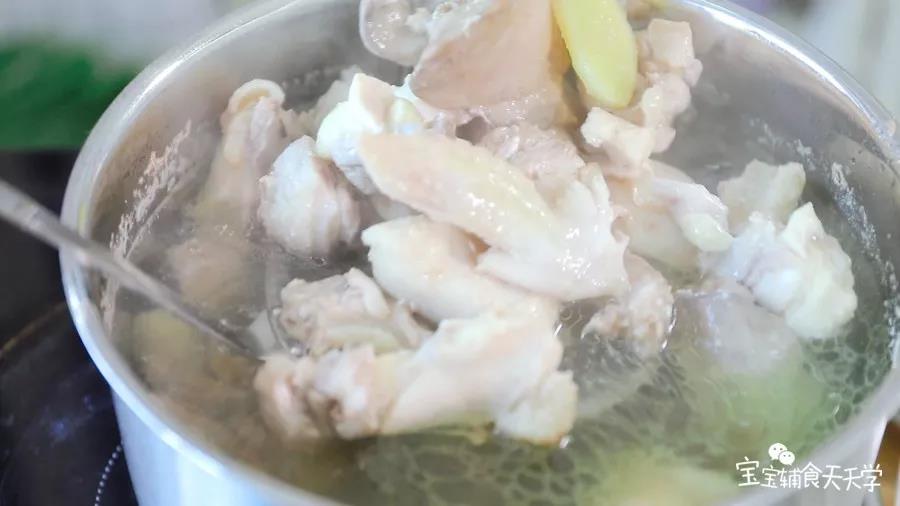 煮至沸腾，撇去浮末，捞出备用