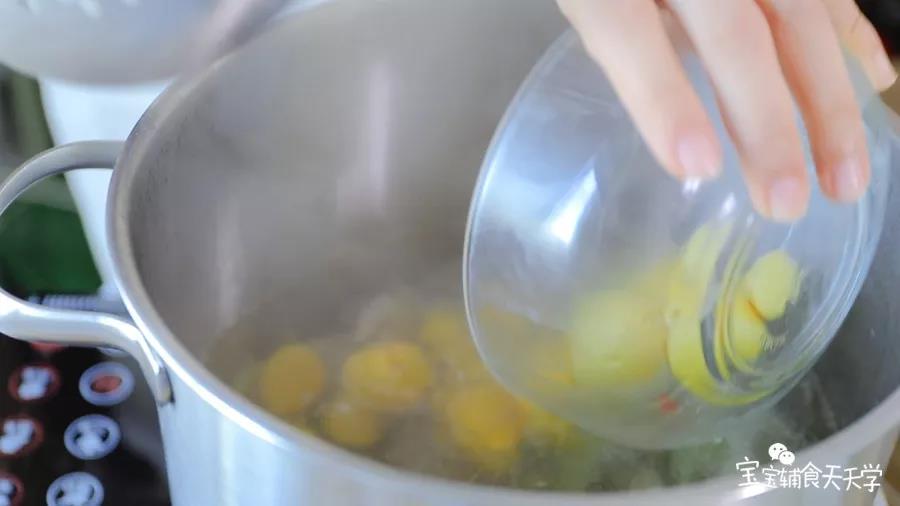 加入栗子和3片姜片，小火煮60分钟