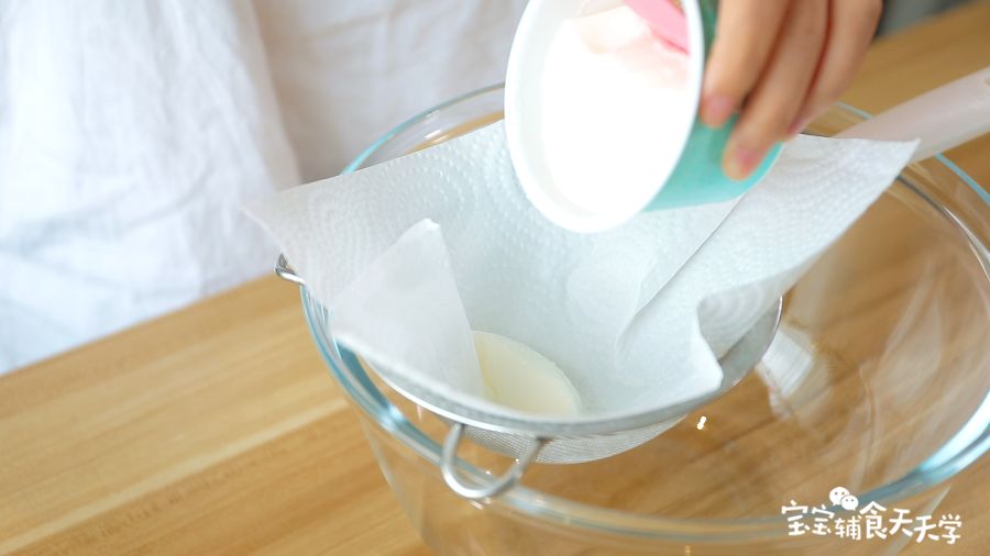 筛网上垫上厨房纸，倒入酸奶吸掉过滤掉水分