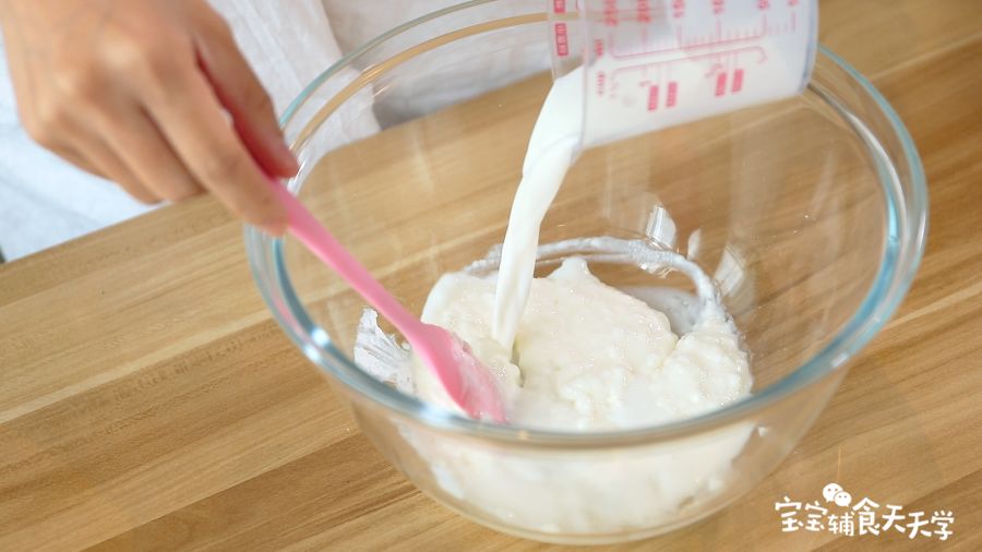 倒入牛奶混合均匀