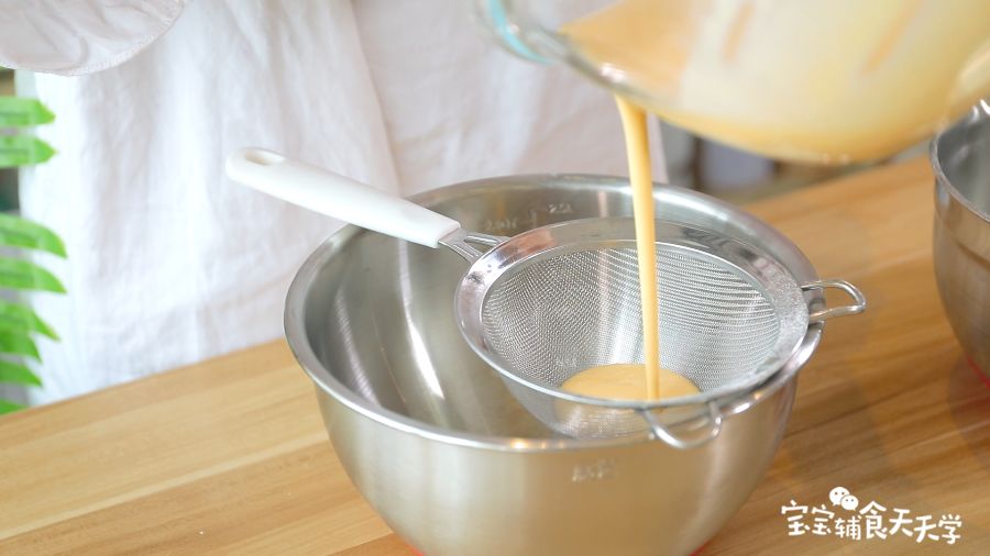 面糊过筛一遍，这样做出来的蛋糕口感更细腻