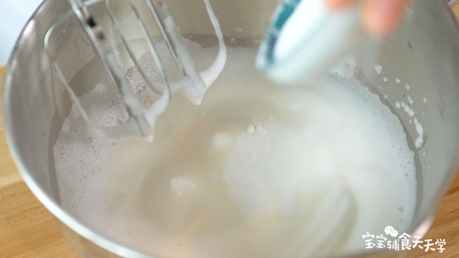 最后一次的糖里加入10g玉米淀粉放入