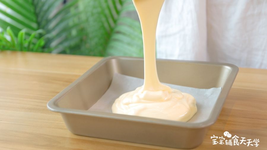 模具底部垫上油纸，倒入面糊，铺平