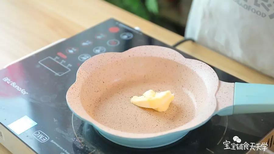 小火热锅，倒入黄油融化