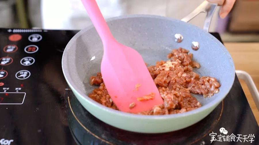倒入肉末翻炒炒至半熟