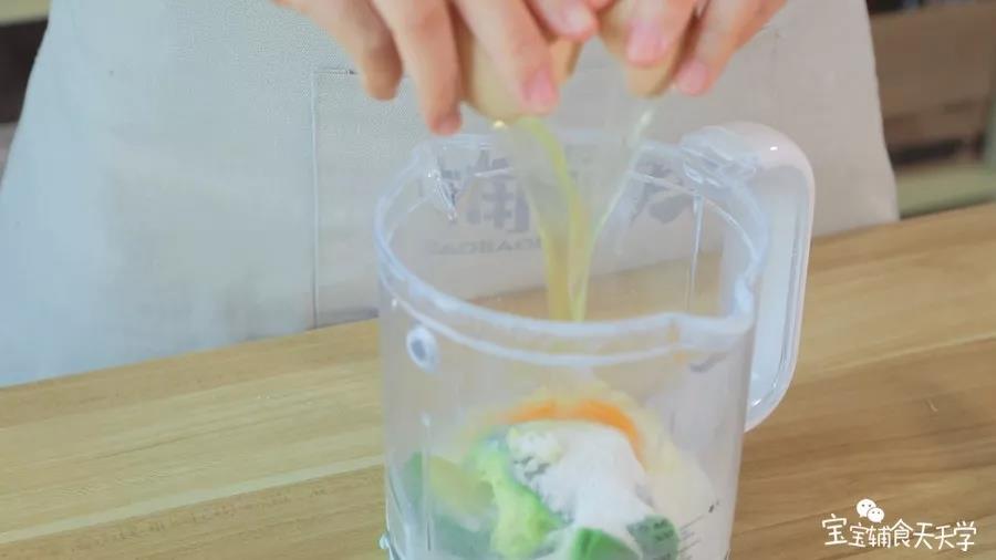 牛油果、小米粥、配方奶倒入搅拌机，倒入大米粉，打入鸡蛋