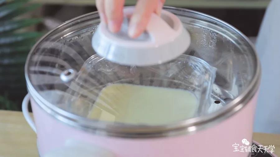 烧开蒸锅后上锅蒸15分钟，出锅后脱模切块食用