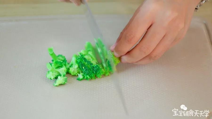 捞出西兰花剁碎