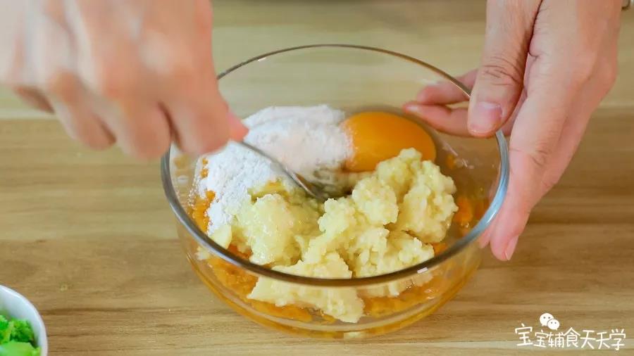打入鸡蛋，倒入小米粥、大米粉搅拌均匀