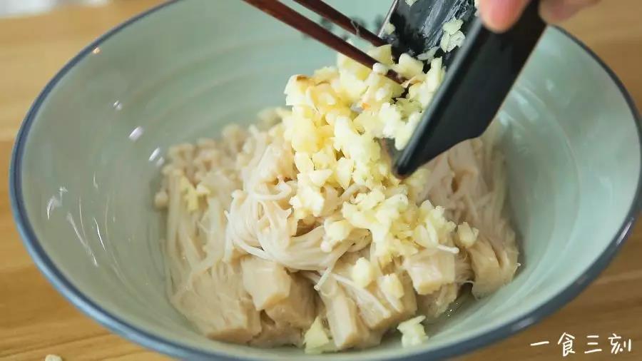 在金针菇上放上蒜末