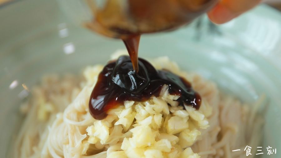 再倒入蚝油、生抽