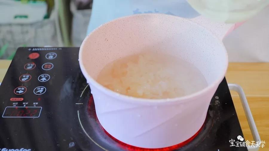 浸泡好的银耳倒入锅里，加入适量清水，小火熬煮40分钟至粘稠