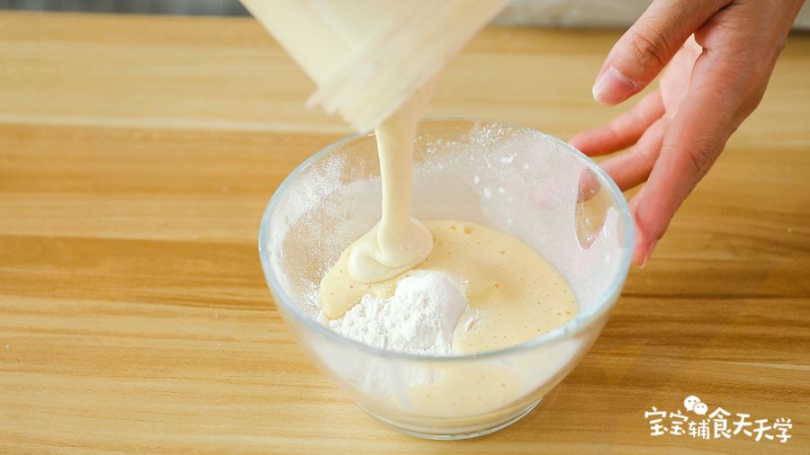 第4步：山药鸡蛋泥倒在面粉里