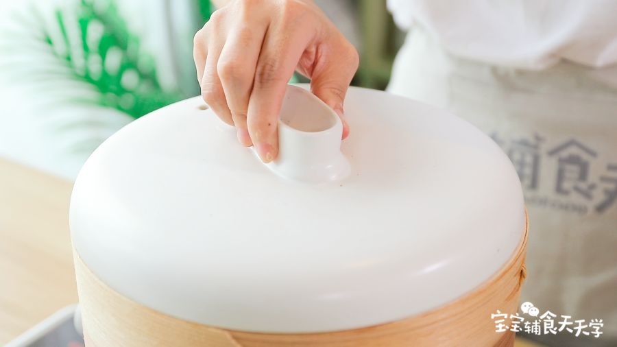 第9步：盖上模具盖子防止水滴，蒸锅上汽后蒸20分钟即可
