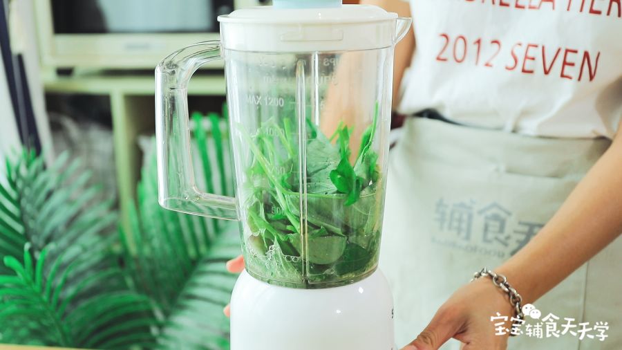 第2步：薯苗加入约50g清水打汁