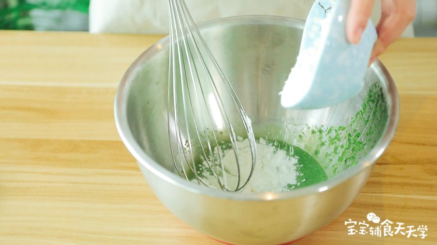 第7步：倒入低筋面粉搅拌至细腻无颗粒，用蛋抽搅拌更均匀哦