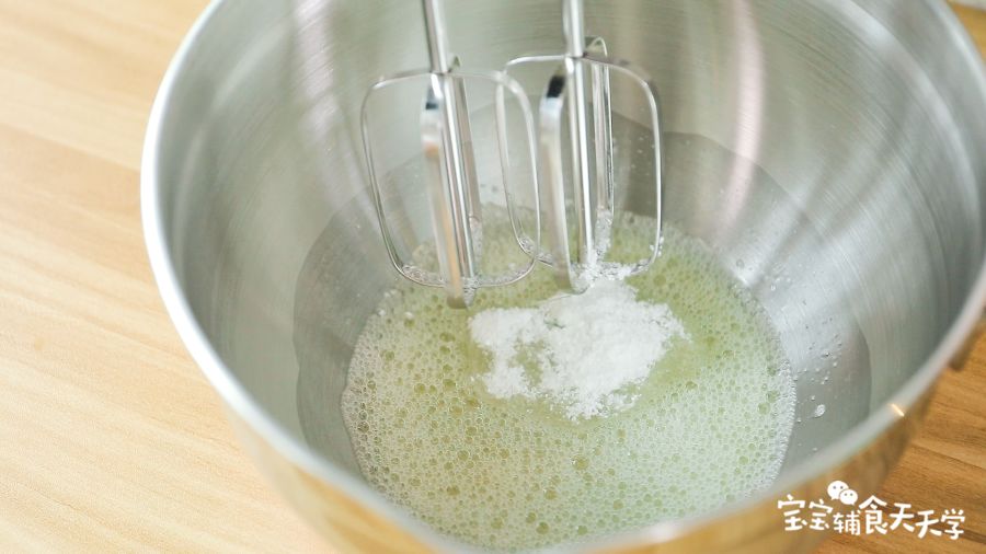 第9步：蛋清搅打至大泡泡后倒入砂糖