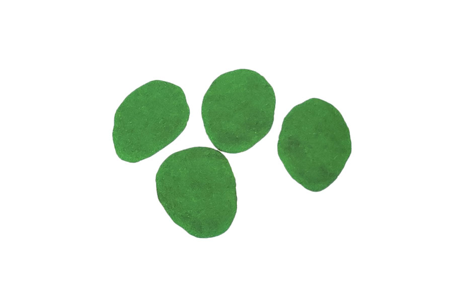 步骤2：搓四个绿色椭圆并压扁，作为绿叶。