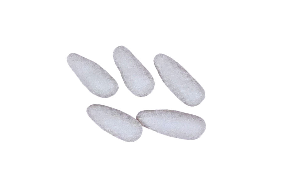 步骤1：搓五个一头稍细的白色圆柱。