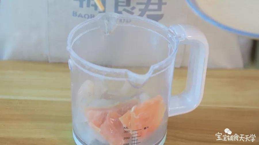 虾肉、三文鱼肉、10克西兰花、10克胡萝卜放入搅拌机