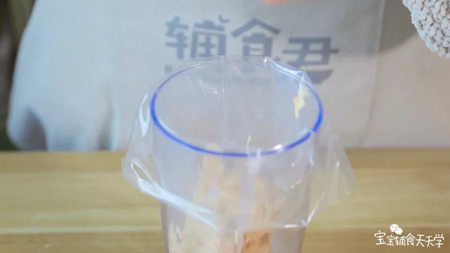 肉泥倒入裱花袋备用