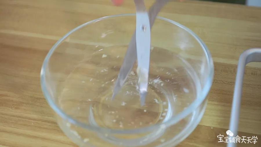 剪刀可以不时沾点水防粘