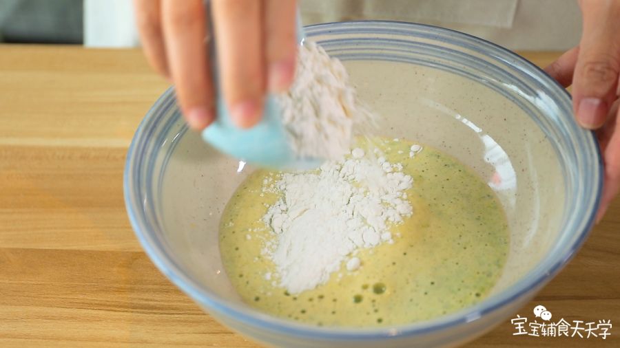 放入虾皮粉、面粉