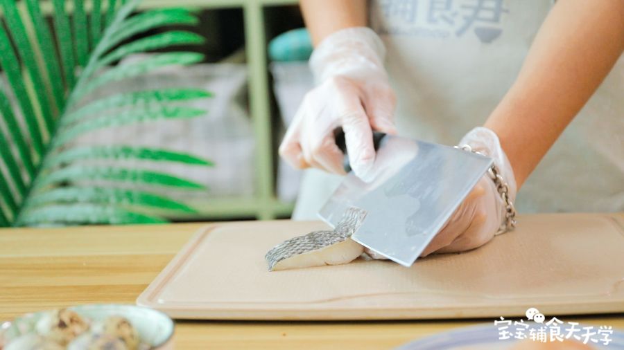 银鳕鱼去皮、切块