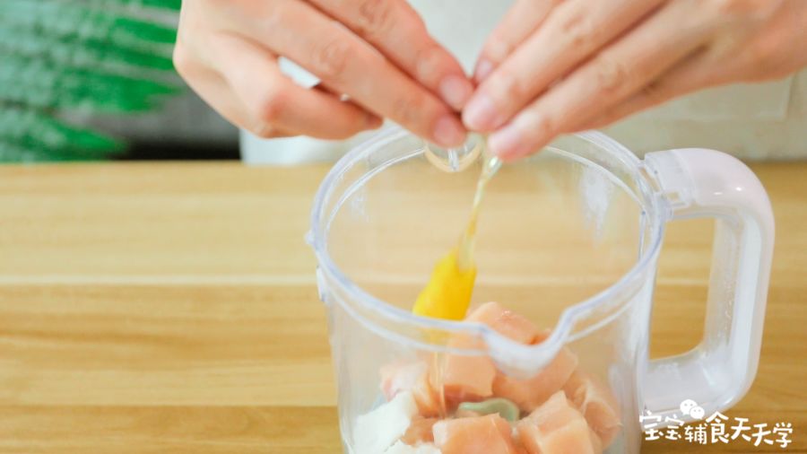 放入搅拌机，打入鹌鹑蛋