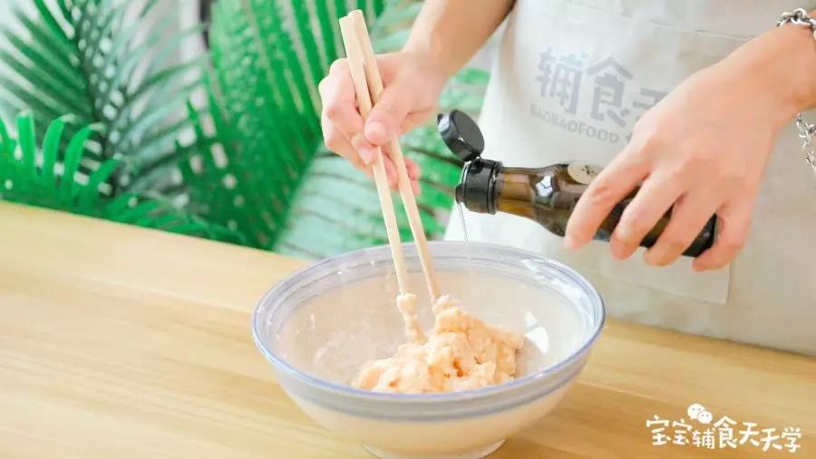 倒入几滴亚麻籽油