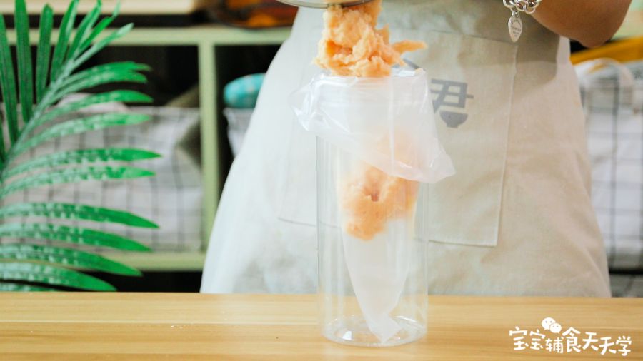 肉泥倒入裱花袋