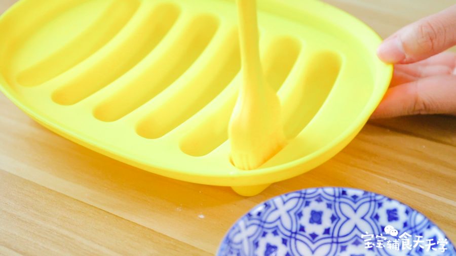 香肠模具里涂一点油