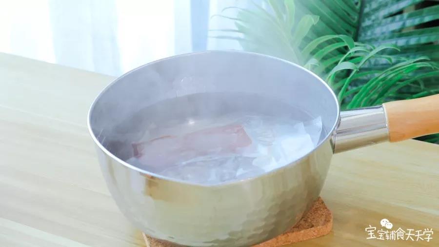 烧开一锅水，烧开的水离火，放入密封好的牛排