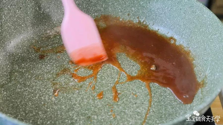 前面保留的牛排汁水与番茄酱倒入原来的锅里烧开做出酱汁