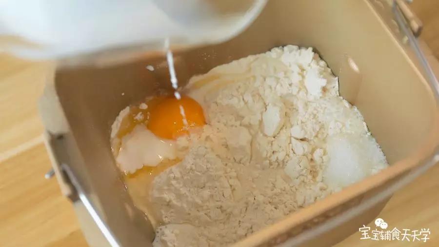 第2步：除了肉松和黄油，全部材料倒入面包机中