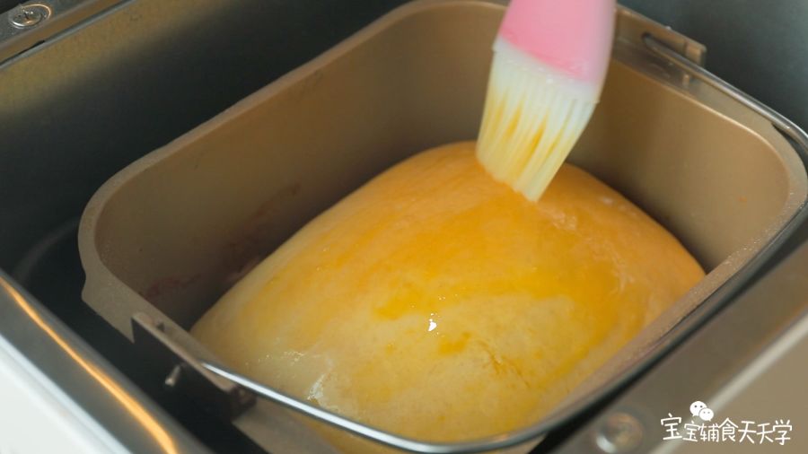 第14步：选择烘烤模式，设定30分钟、烤色中，在烘烤到最后剩下5分钟时表面涂上蛋液，撒上肉松装饰