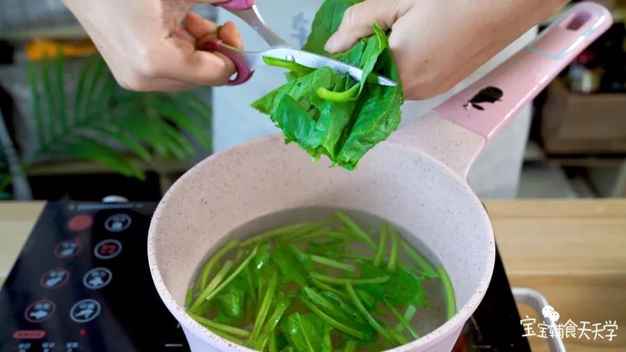 烧开一锅熟，剪入菠菜段焯水