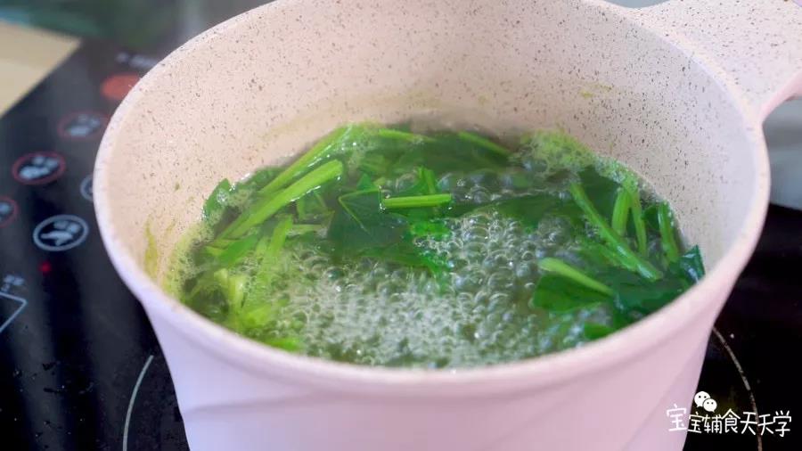 煮至沸腾，继续煮至适合宝宝的软烂度