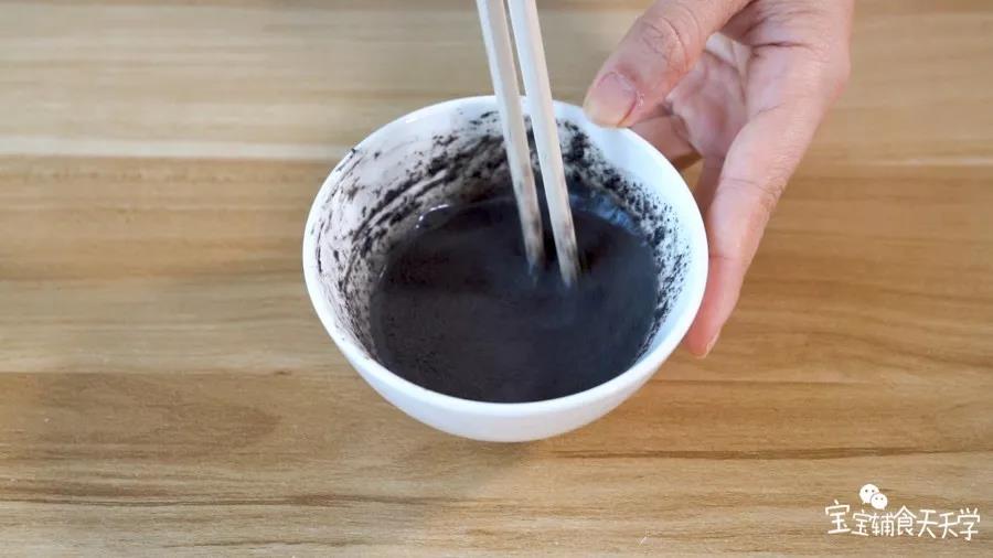 芝麻酱倒入30克温水兑开