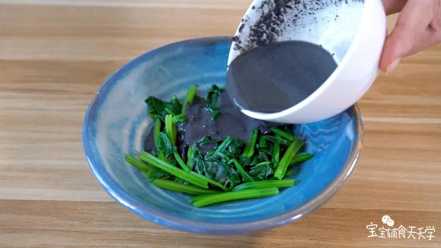 芝麻酱淋上菠菜表面即可