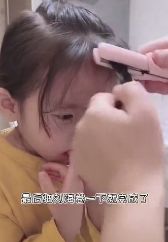 简单的只用皮筋就会扎头发的教程-图5