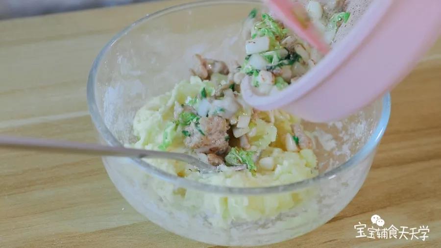 把炒熟的食材倒入土豆面团中混合均匀