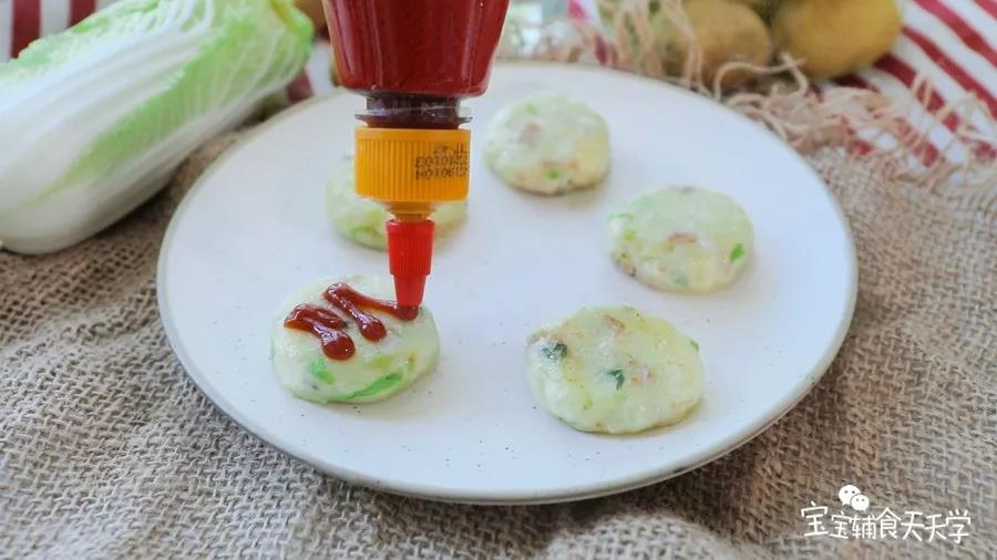 煎至两面金黄即可，表面挤上番茄酱食用更好吃哦