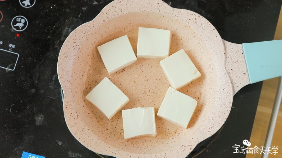 放入豆腐煎香