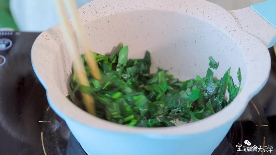 第8步：锅里倒油，小火加热，倒入菜粒翻炒炒软