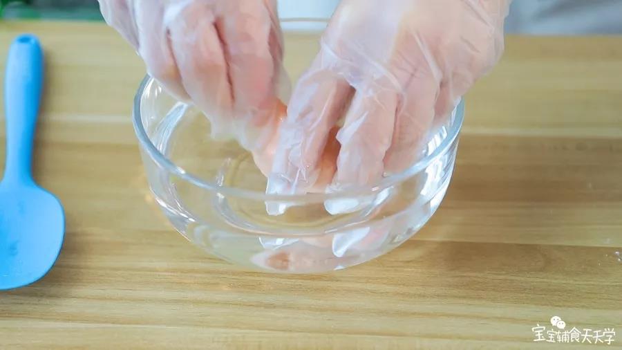 第10步：面团放入水中，揪出面片入烧开的锅里煮熟