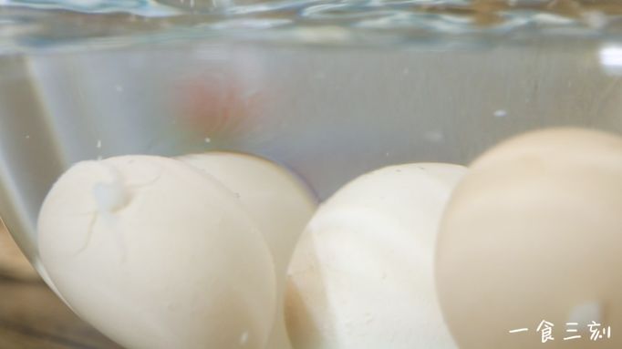 把鸡蛋捞出来，放到冷水中冷却