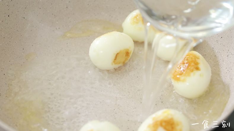 锅里倒入适量清水