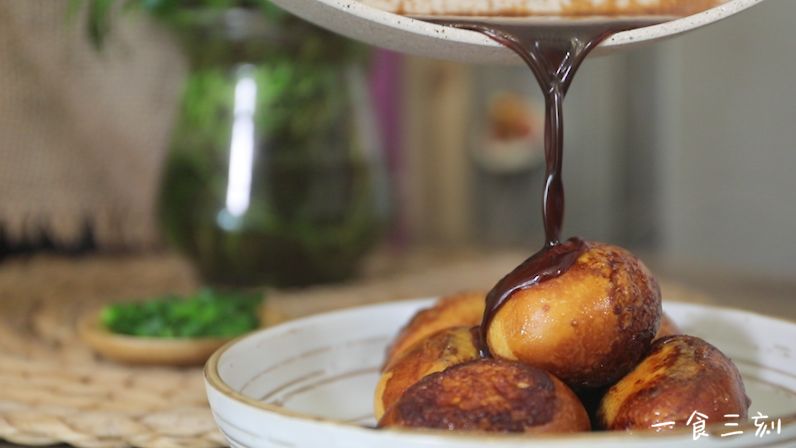 出锅后淋上酱汁，最后还可以撒上葱花哦